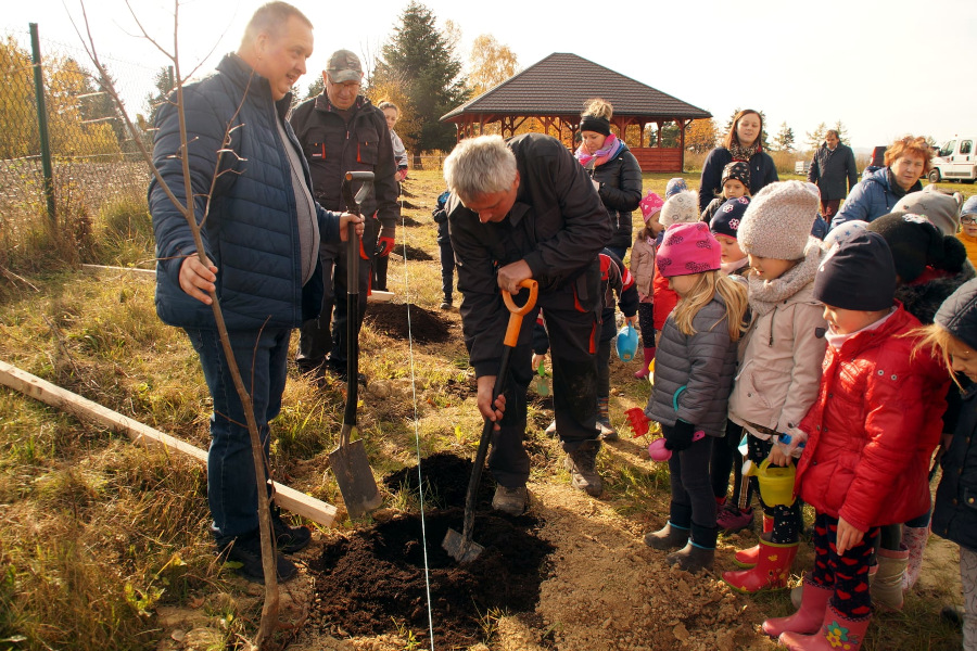 Zdjęcie uczestników Akcji sadzenia roślin miododajnych na terenie Gminy Niebylec