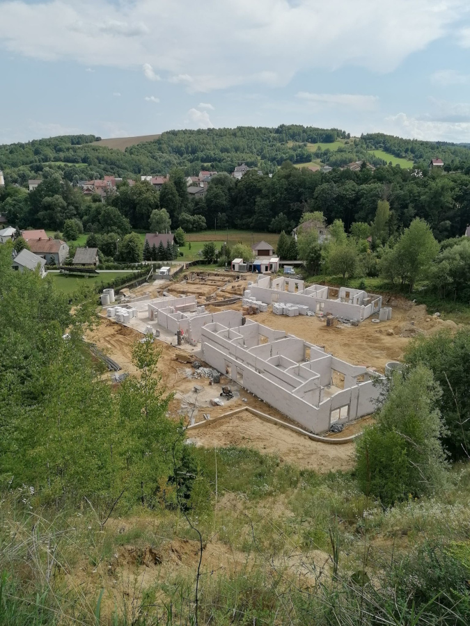 Zdjęcie przedstawiające aktualny przebieg budowy Kompleksu Żłobkowo-Przedszkolnego w Niebylcu