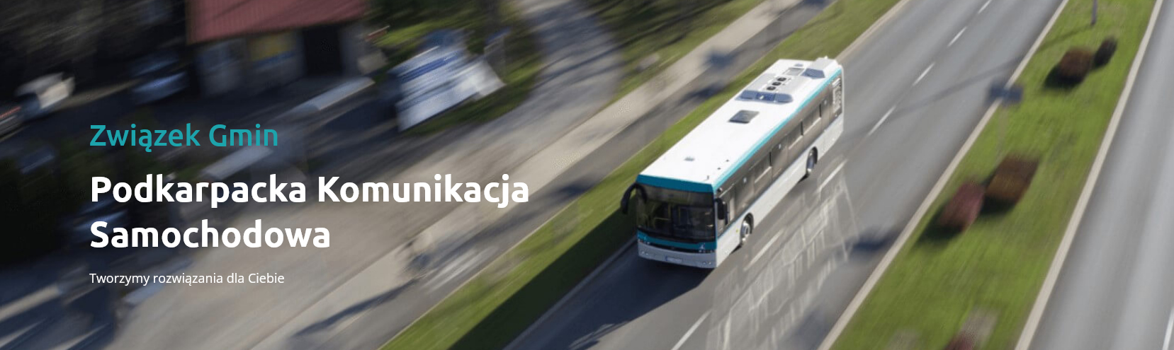 Napis  Związek Gmin Podkarpacka Komunikacja Samochodowa Tworzymy rozwiązania dla Ciebie na tle drogi z jadącym autobusem