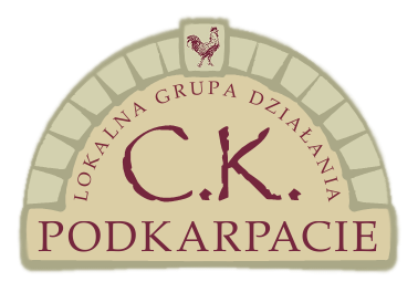 Na szarym tle widnieje stylizowane logo Lokalnej Grupy Działania. Logo ma kształt półokręgu przypominającego mur z jasnych, prostokątnych bloków. W górnej części, na środku, znajduje się rysunek brązowego koguta zwróconego w lewo, umieszczonego wewnątrz jasnego prostokąta z zaokrąglonymi górnymi rogami. Poniżej, na jasnym, zaokrąglonym prostokącie, umieszczono duży, brązowy napis "C.K." z dwoma kropkami po każdej literze. Nad tym napisem, wzdłuż łuku, biegnie brązowy napis "LOKALNA GRUPA DZIAŁANIA". Pod napisem "C.K." znajduje się większy, brązowy napis "PODKARPACIE".