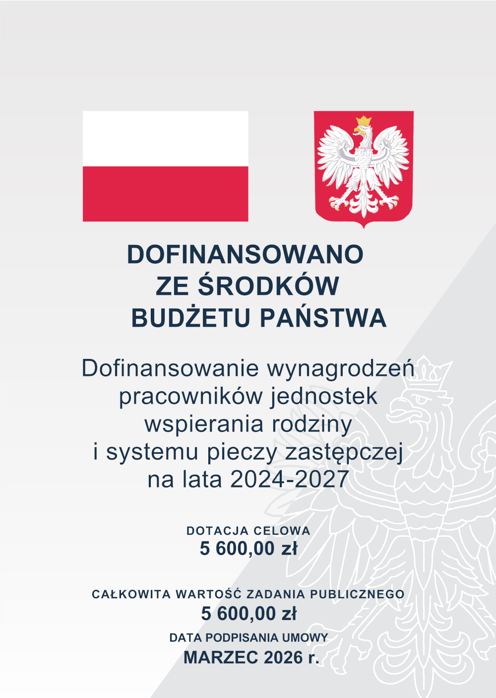 Dofinansowanie z budżetu państwa – grafika informacyjna z flagą Polski i godłem państwowym. Tekst informuje o dofinansowaniu wynagrodzeń pracowników jednostek wspierania rodziny i systemu pieczy zastępczej na lata 2024–2027. Dotacja celowa: 5 600 zł. Całkowita wartość zadania publicznego: 5 600 zł. Data podpisania umowy: marzec 2026 r.