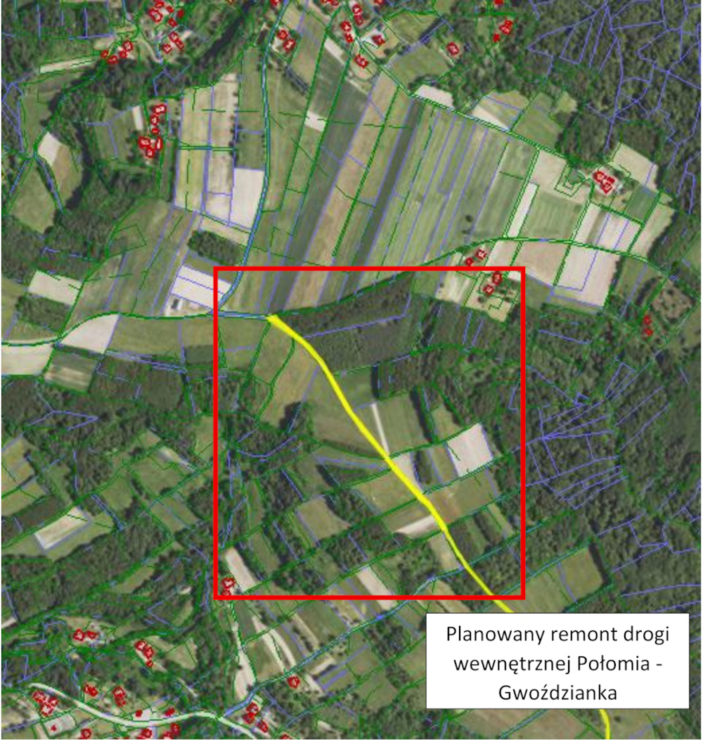 Mapa satelitarna przedstawiająca obszar rolniczy z polami uprawnymi, zadrzewieniami oraz rozproszoną zabudową. W centralnej części widoczny czerwony kwadrat wyznaczający teren objęty planowanymi pracami drogowymi. Przez środek zaznaczonego obszaru przebiega żółta linia wskazująca odcinek drogi wewnętrznej Połomia – Gwoździanka przeznaczony do remontu. W prawym dolnym rogu grafiki znajduje się jasne pole z napisem: „Planowany remont drogi wewnętrznej Połomia – Gwoździanka”