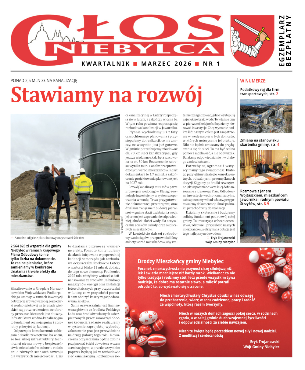 Okładka kwartalnika „Głos Niebylca” – marzec 2026, numer 1. Na górze czerwone logo z herbem i nazwą czasopisma. Tytuł wydania „Stawiamy na rozwój”. Na zdjęciu głównym widoczny jest plac budowy oczyszczalni ścieków – kilka osób stoi tyłem i ogląda dużą zieloną instalację przemysłową. Obok znajduje się informacja o pozyskaniu ponad 2,5 mln zł na kanalizację. Po prawej stronie zapowiedzi artykułów: o podatkach dla firm transportowych, zmianie na stanowisku skarbnika oraz wywiadzie z mieszkańcem Jawornika. Na dole po prawej stronie grafika wielkanocna z czerwonymi pisankami oraz życzeniami świątecznymi od Wójta Gminy Niebylec.